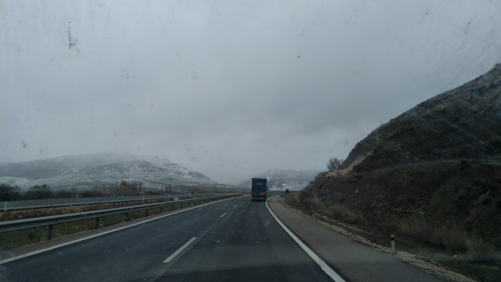 Photo prise depuis le camping-car sur l'autoroute, entourée de neige